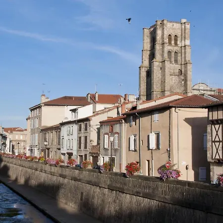 Holiday home Belle Avec Piscine, 4 Chambres, Jardin Et Terrasse Pres De Montbrison - Fr-1-496-48