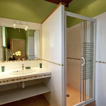 Casa de Campo Maison Spacieuse Avec Piscine Chauffée, 4 à - Fr-1-496-48 Chalain-le-Comtal
